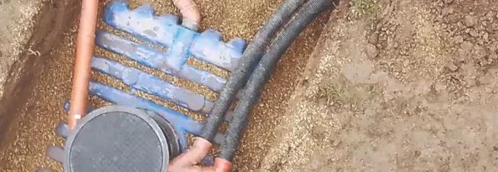 Zisterne mit Rohren im Erdloch